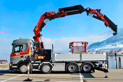 LKW Kran von der Seite