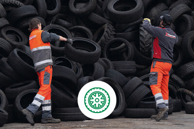 2 Personen werfen Reifen auf eine grossen Haufen